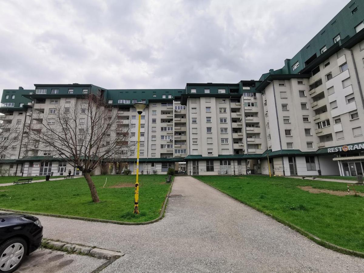 Family Apartment Тузла Екстериор снимка